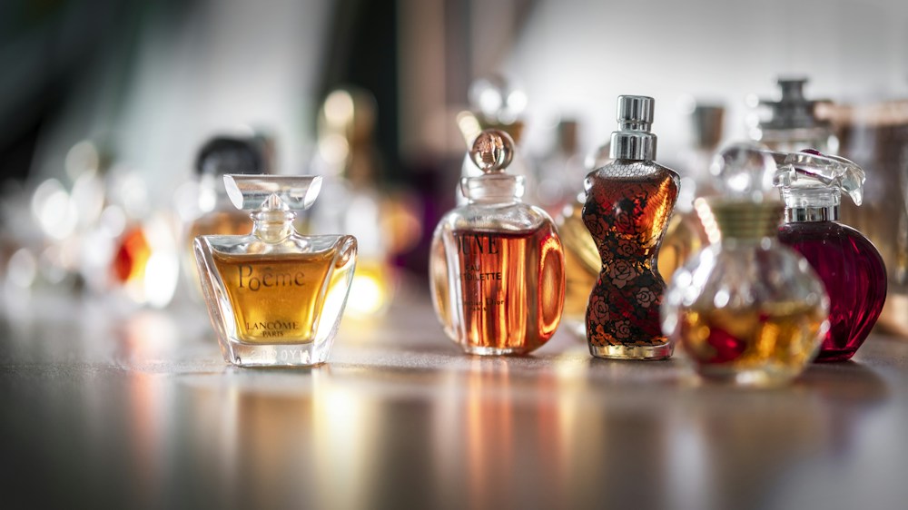 Warm amber perfume with a refined character